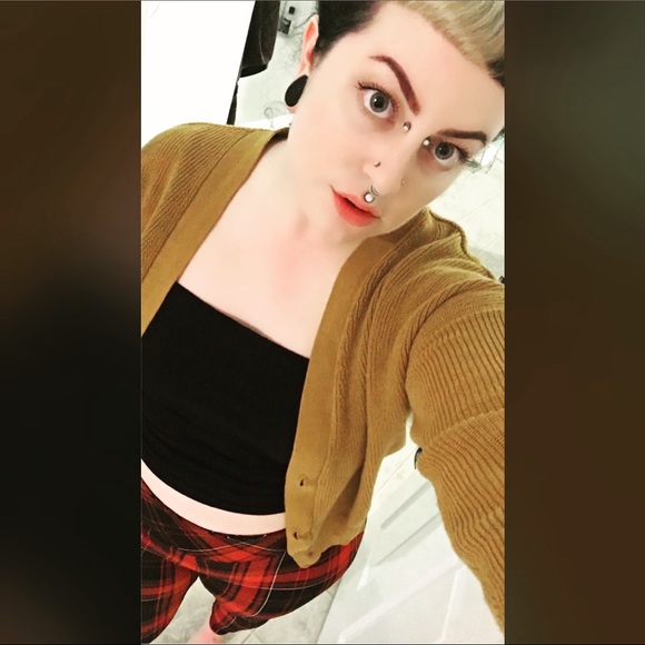 Meet your Posher, Candace - Picture 2 of 2